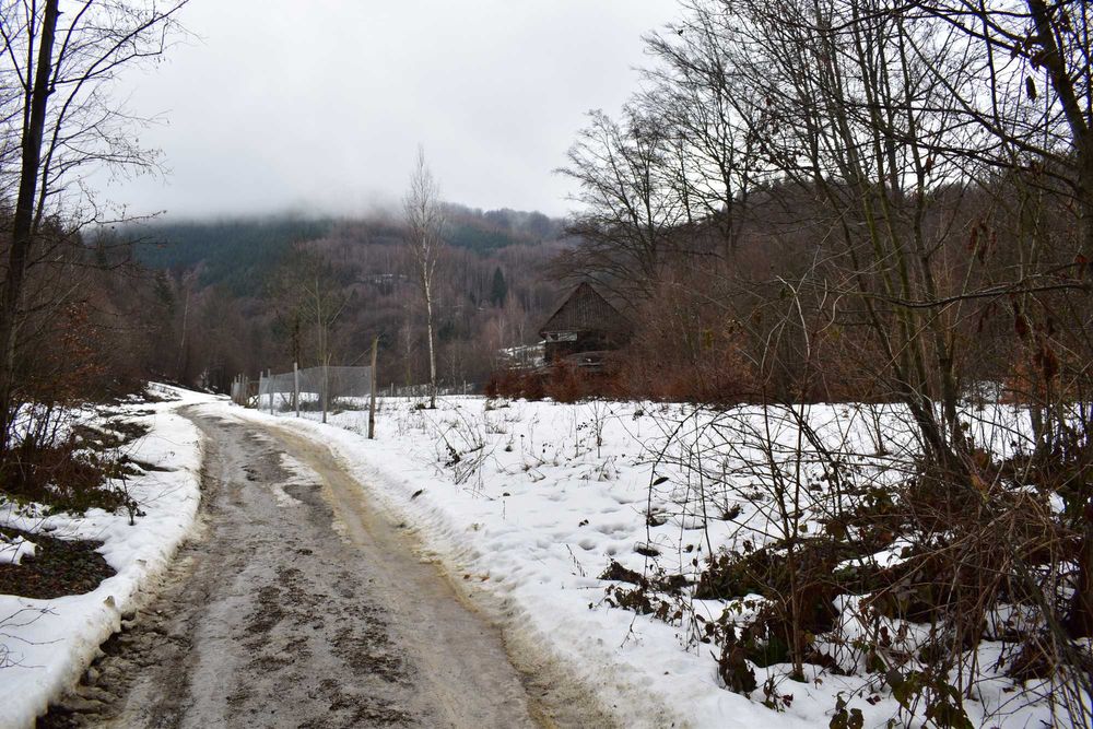 Vând teren+construcție