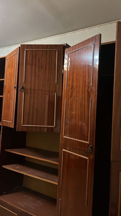 Шкаф стенка, книжные полки и шкаф для посуды