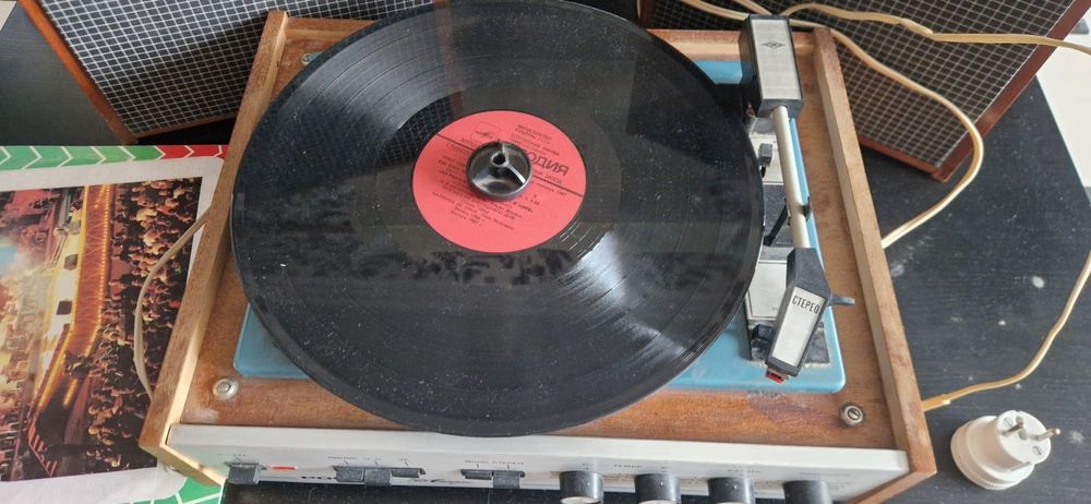 Проигрыватель Россия + 2 колонки.