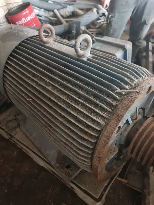 Vand motor 315 kw . Stare impecabila . 10 000 plus TVA