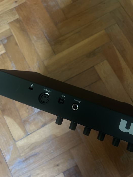 Novation Launchkey 25 MIDI Контролер