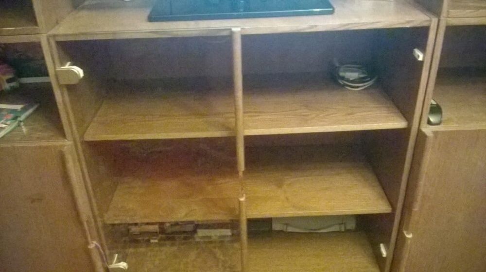 Продам шкаф-горку и полочки