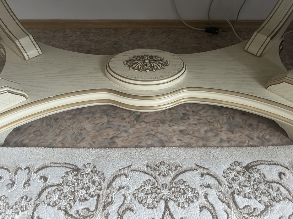 Стол для гостинной