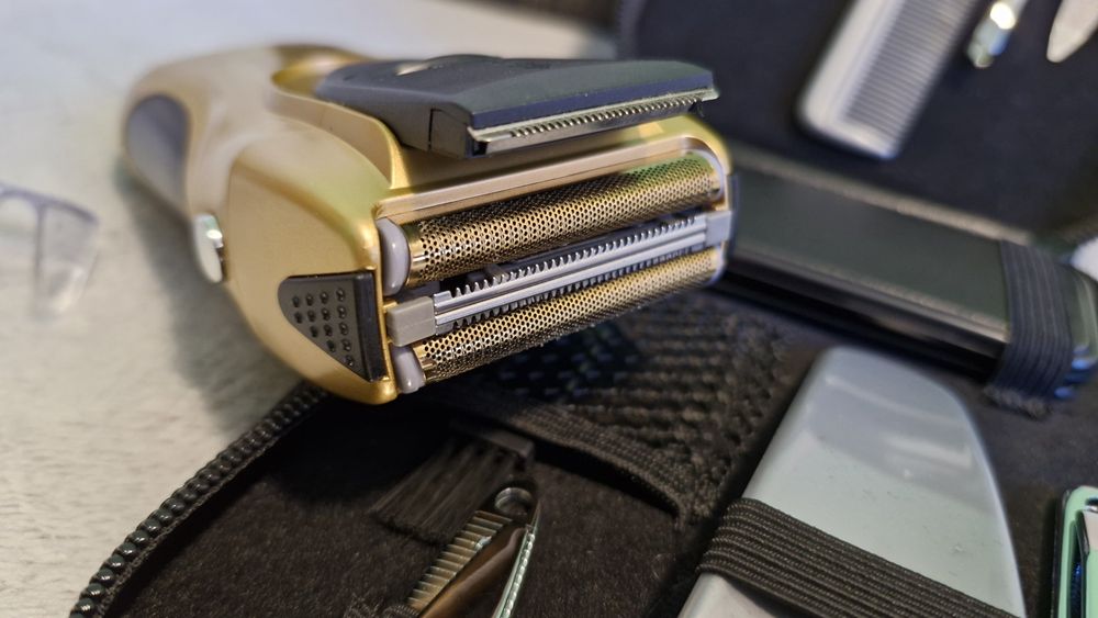 Vind set ingrijire Masina Electrica de Barbierit si nas cu 2 baterii