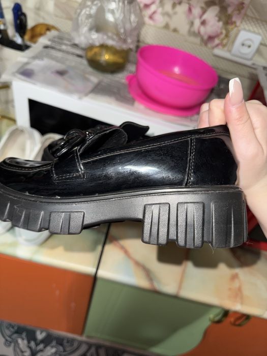 продаю 2обуви лофер и кроссовки