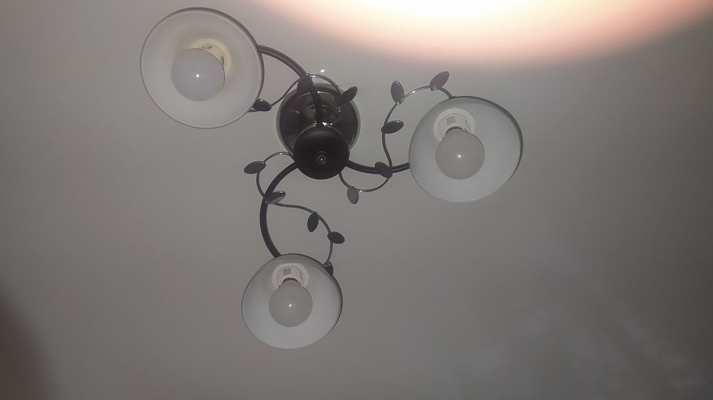 Люстра трёхрожковая