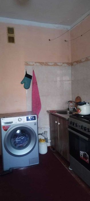 Продаю в 3 ом микрорайоне 2 этаж. 3 х комнатный кв.