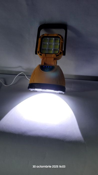Lanternă cu multiple funcți și încărcare solară și USB