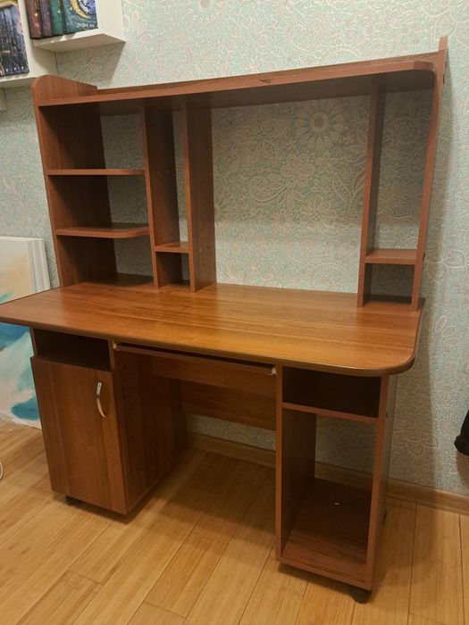 Продам компьютерный стол