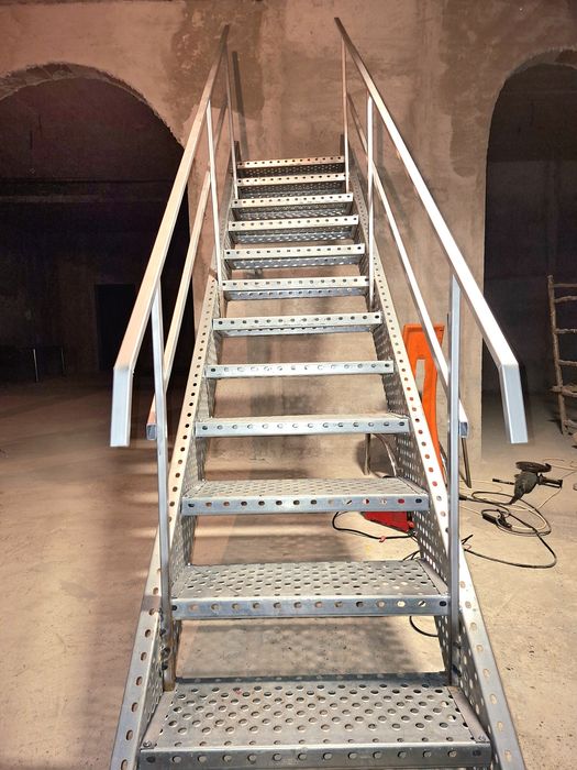 Black Friday   Confectionam scarii metalice zincate exterioare