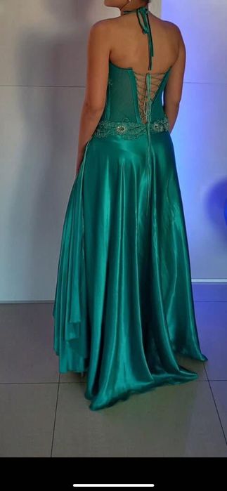 Официална рокля- носена за няколко часа.