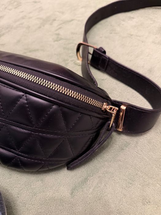 Черна кожена чанта/паласка през рамо с златни елементи