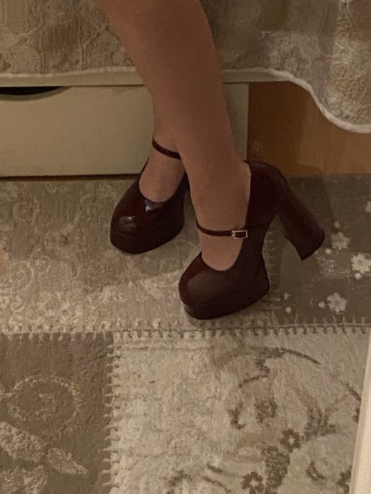 каблуки бордовые