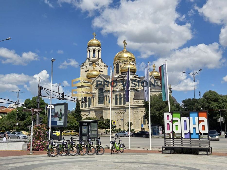 Тристаен апартамент в идеален център - Варна