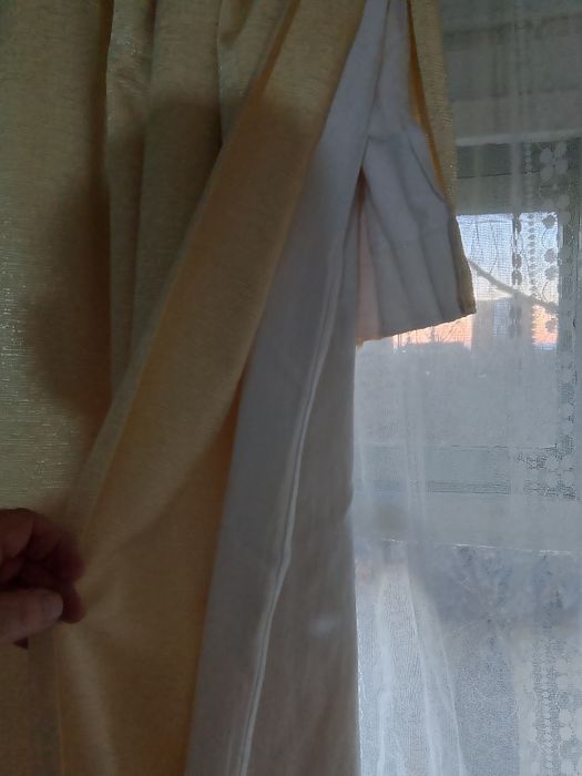 Плотные шторы с белым подкладки для  плотности.