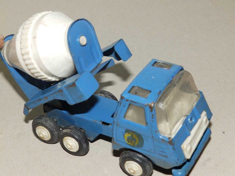 Стари детски играчки на различни цени