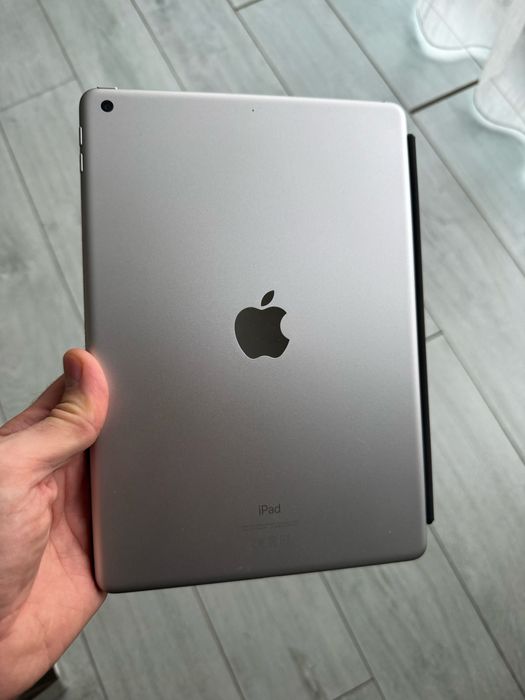 Vand iPad 8th Generation, 32GB, husa Flip Cover