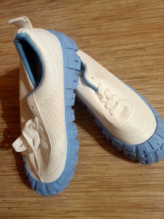 Продам обувь кроссовки