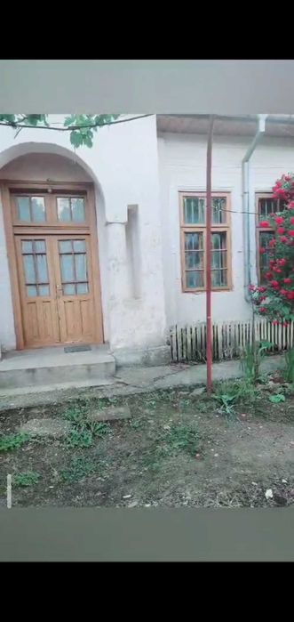 Casa mobilata locuibila centru Daneti 3 camere 80mp, cu numeroase dependinte, inclusiv 2 beciuri, curte si gradina 2.700 mp, apa si curent