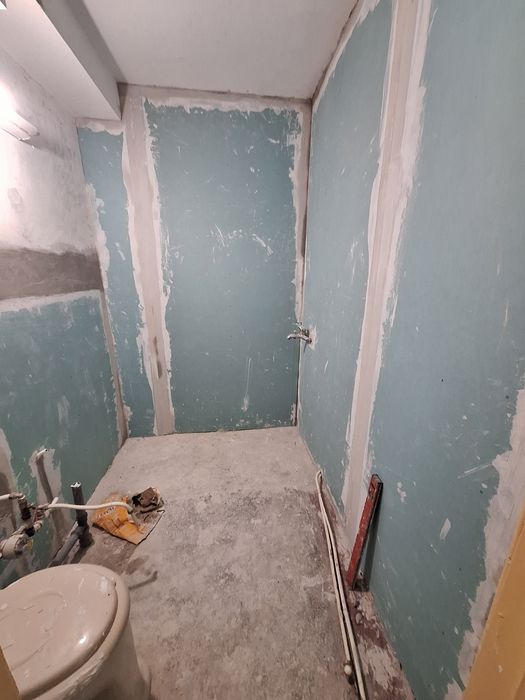 Meseriaș execut lucrării interioare și exterioare