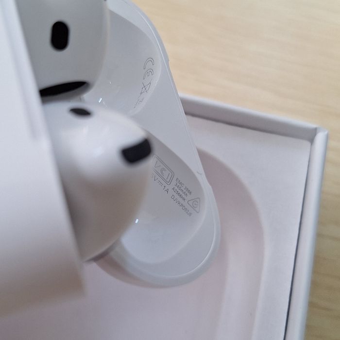 AirPods 4 cu Noise Cancelling