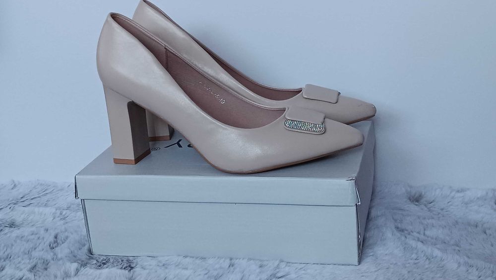 Стилни дамски обувки с висок ток в бежово