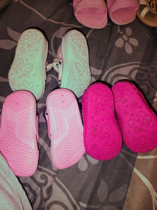 Пантофи два чифта, джапанки