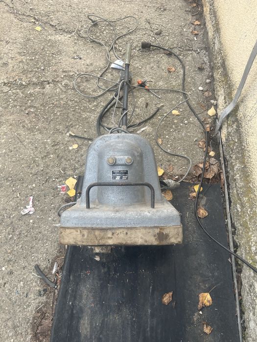 Mașină electrică de șlefuit parchet profesionala cu banda abrazivă.