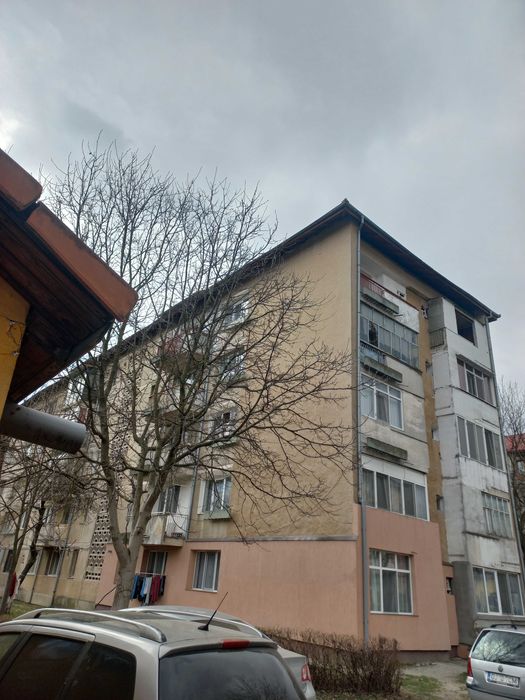 Vand apartament cu 3 camere