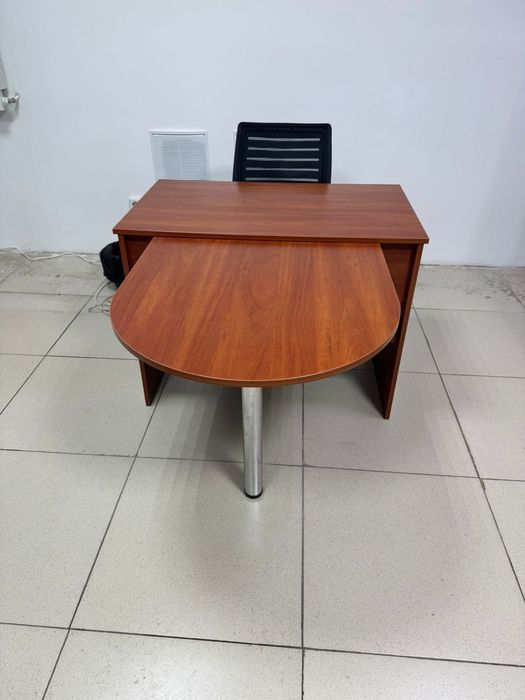 Продам стол и тумбочки