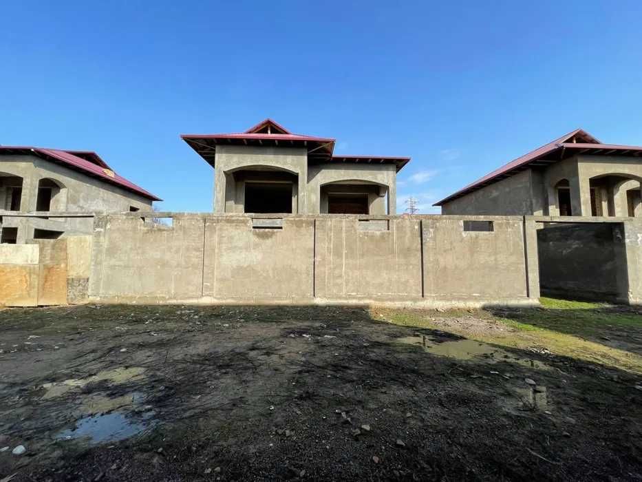 Продам два дома на одном участке (по 200 тыс долл, итого 400 тыс.