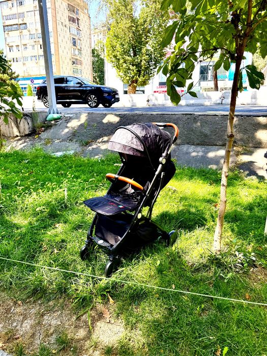 Новая коляска чемодан, в коробке, с выдвижной ручкой.  Черная расцвет