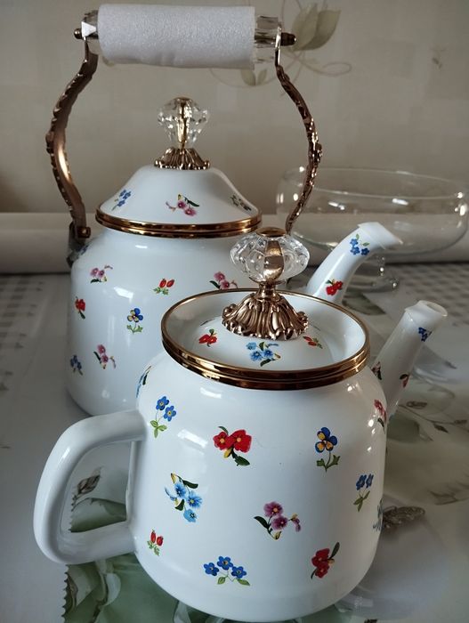 Заварнрй чайник с цветочным принтом