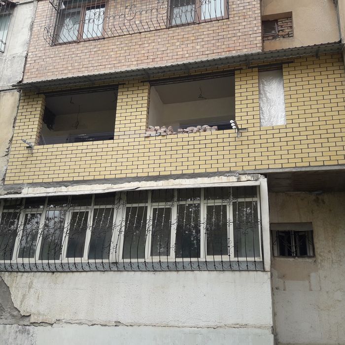 Кладка кирпича , балкон в Ташкенте . Balkonga gʻisht teramiz.
