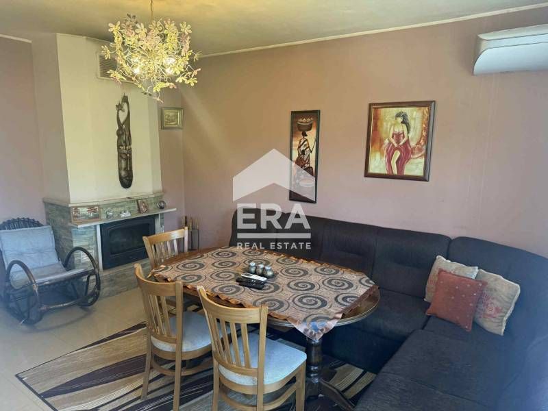 Ексклузивен тристаен апартамент с камина и локално парно, район Владис