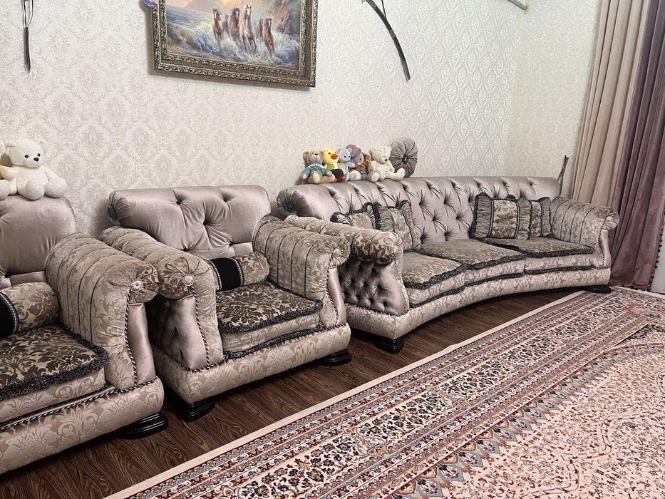 Срочно продаю диван с креслами.
