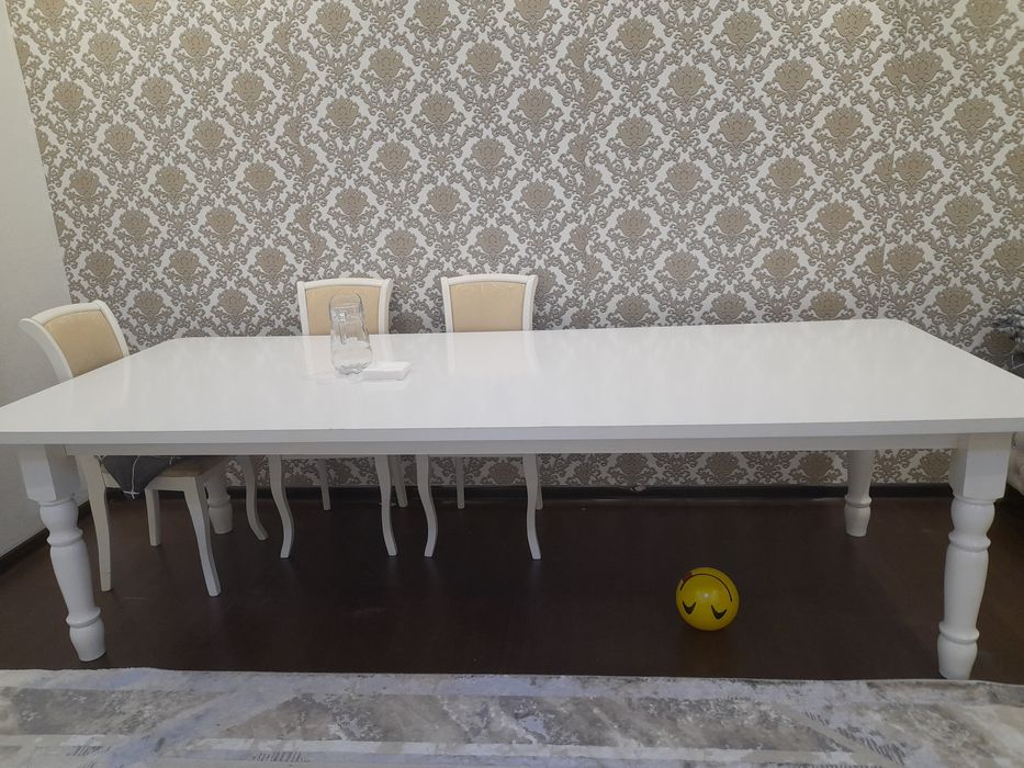 Продаётся  стол гостиной