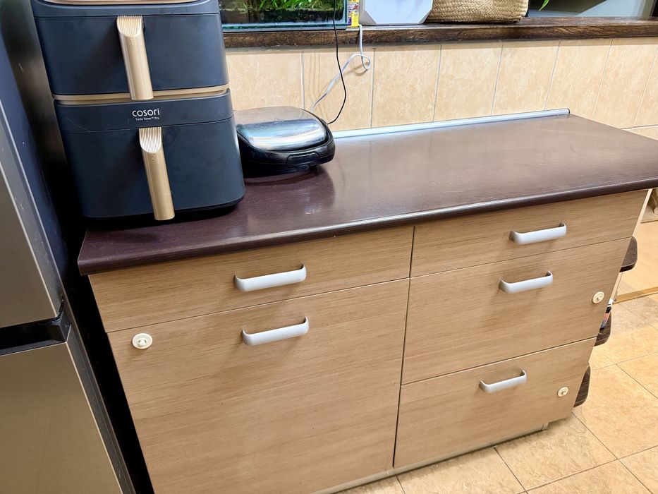 Vand mobila bucatarie cu cuptor, plită pe gaz, hota, chiuvetă+ insula