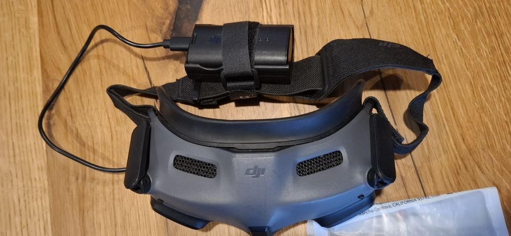 Dji Avata cu ochelari și controller