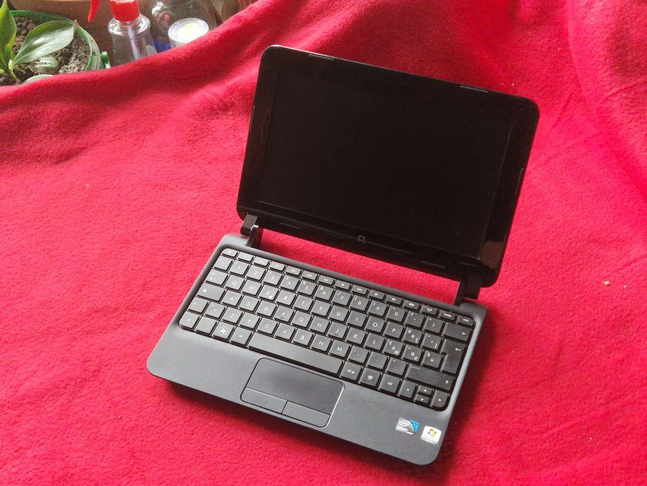 Laptop Compaq cu încărcător.  Lipsa HDD