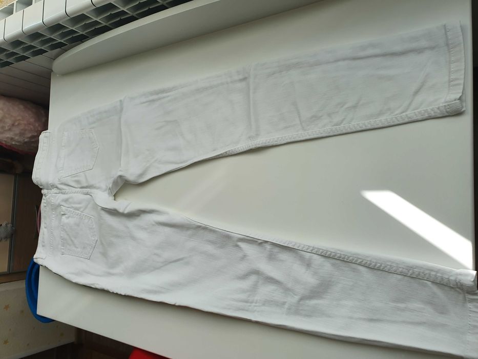 Бели дълги дънки