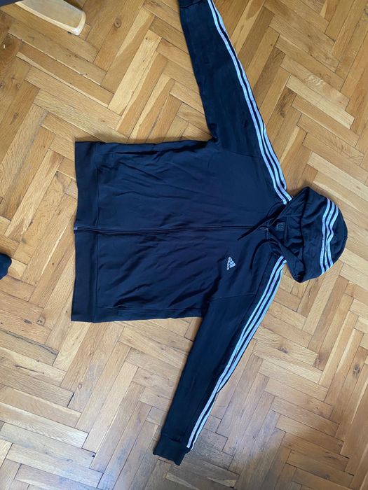 Продавам Adidas суитчър ленти през качулка черни