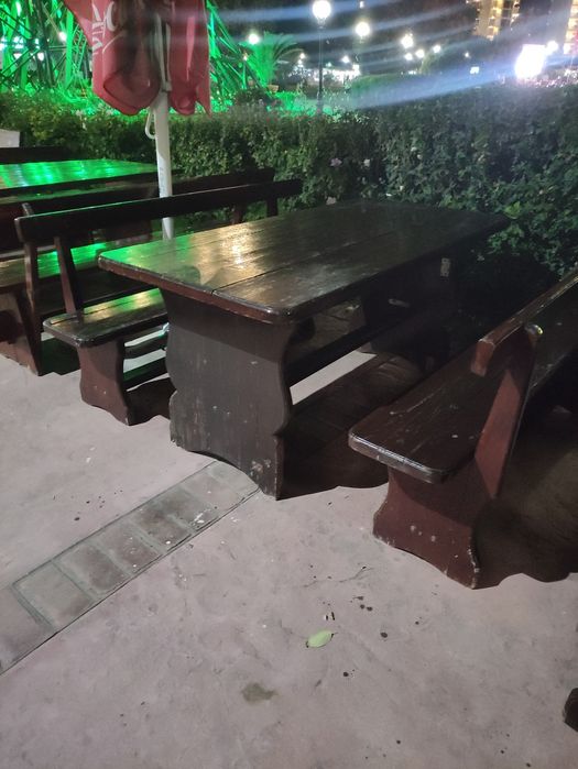 Продавам дървени маси с пейки-четворки и шестици.