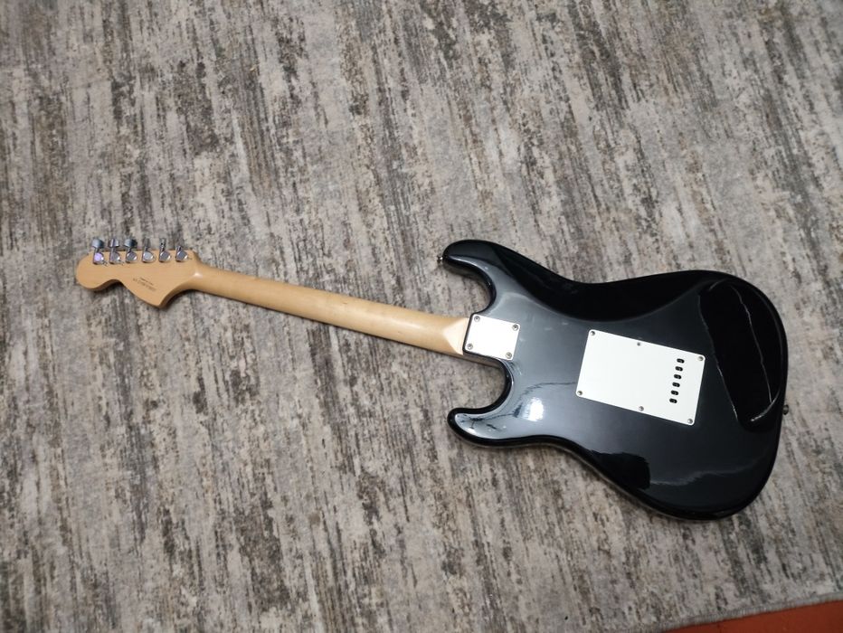 Squier afiniti black классический стратокастер