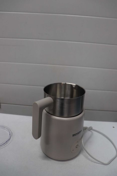 Пенообразувател за мляко Severin 500W, липсва резервната приставка.