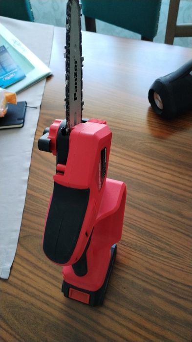 Fierăstrău cu acumulator 18V