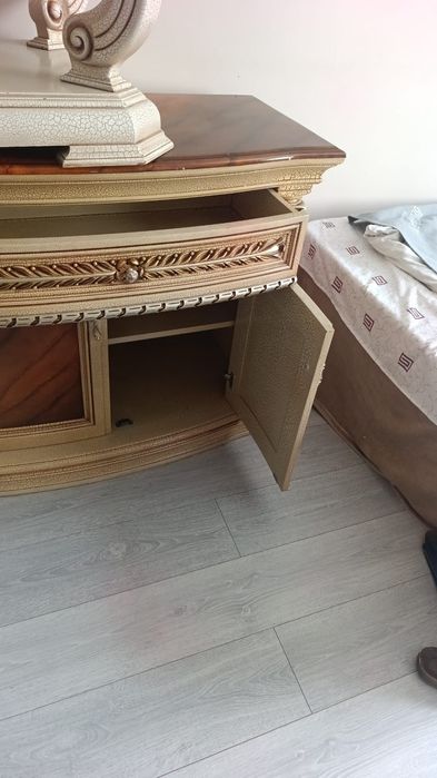 Продам тумбу с 2мя декор.столиками