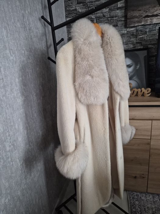 Луксозно дълго палто от естествен и богат косъм от лисица