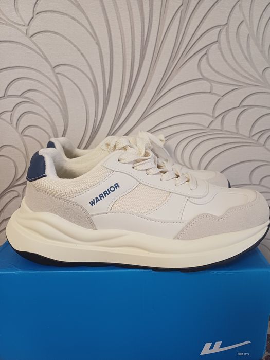 Женские кроссовки