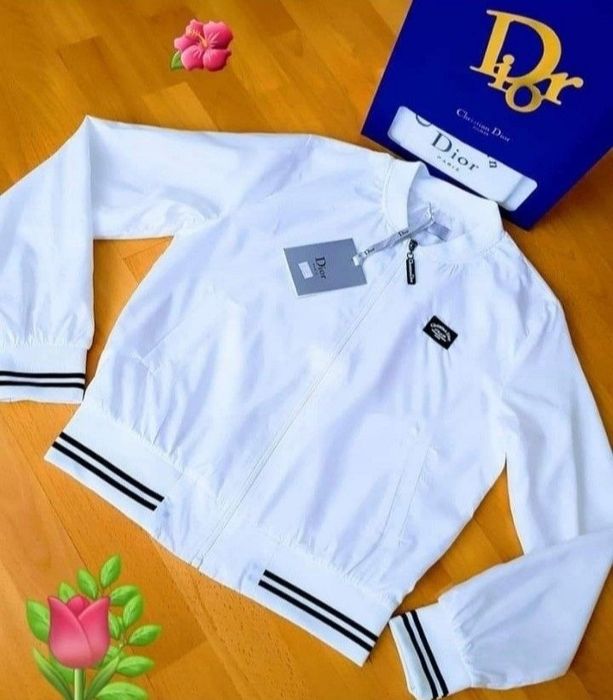 Geaca alba Christian, super calitate, material impermeabil, cod Qr,saculet, etichetă